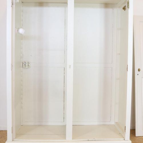 Witgeschilderd linnenkast White painted linen cupboard with 2 panel doors, h. 21&hellip;