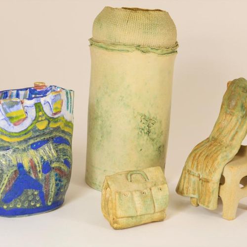 Lot van 4 keramiek kunstwerken 4件陶瓷艺术品，包括2个不同的装饰花瓶，旅行袋和带裙子的椅子，未知。4件陶瓷艺术品，包括2个不同的&hellip;