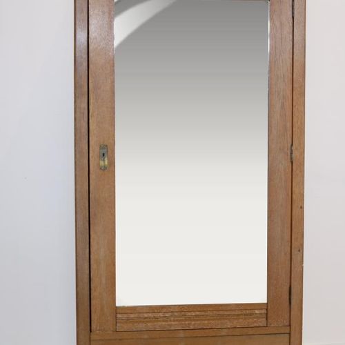 Eiken kledingkast met spiegeldeur 橡木衣柜镜门，约1920年。橡木新艺术派衣柜，带镜子门，约1920年，高199，宽92，深4&hellip;