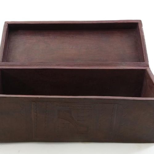Met leer omtrokken dekselkist Leather-wrapped lidded box with relief motifs, h. &hellip;