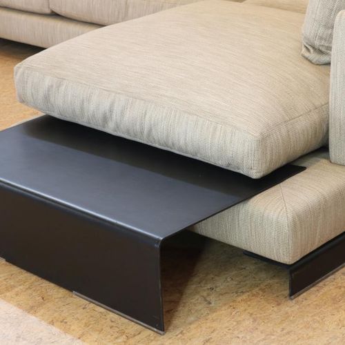 Flex-Form zithoek, model Long Island Flexform两件套转角沙发，带卧榻和黑色皮革覆盖的桌子，长岛模式，搁置在带金属边的&hellip;