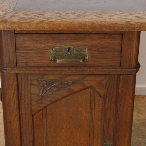 Eiken Jugendstil bureau 橡木新艺术派书桌，镶嵌棕色皮革桌面，2个抽屉和2个板门，约1900年，高75，宽140，长80厘米。橡木新艺术派&hellip;