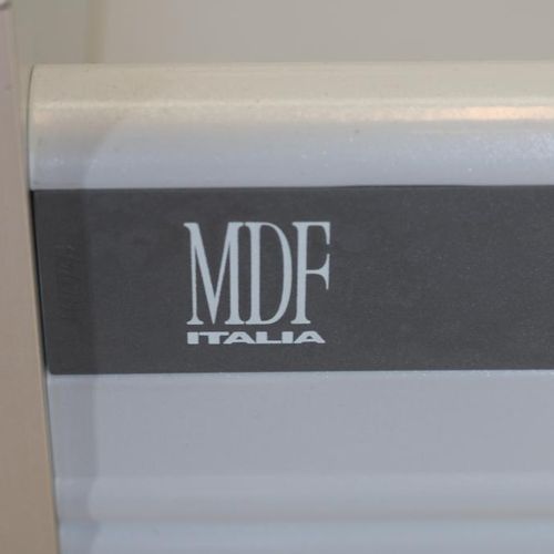 Stel MDF Italia bureaukastjes 一对铝制办公柜，带轮子，有5个和3个抽屉，有标记；MDF意大利，高66，宽80，长51厘米。一对有轮&hellip;