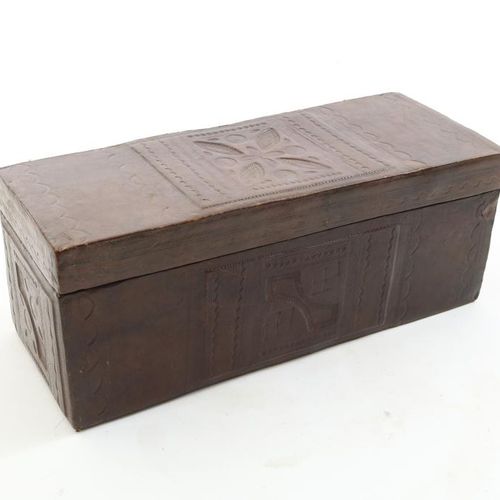 Met leer omtrokken dekselkist Leather-wrapped lidded box with relief motifs, h. &hellip;