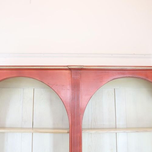 Deels roodlak boekenkast 部分红漆书柜，有拱形开口和8个可调节的架子，20世纪。世纪，高225，宽190，长45厘米。部分红色漆面书柜，&hellip;
