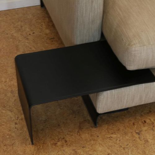 Flex-Form zithoek, model Long Island Flexform两件套转角沙发，带卧榻和黑色皮革覆盖的桌子，长岛模式，搁置在带金属边的&hellip;