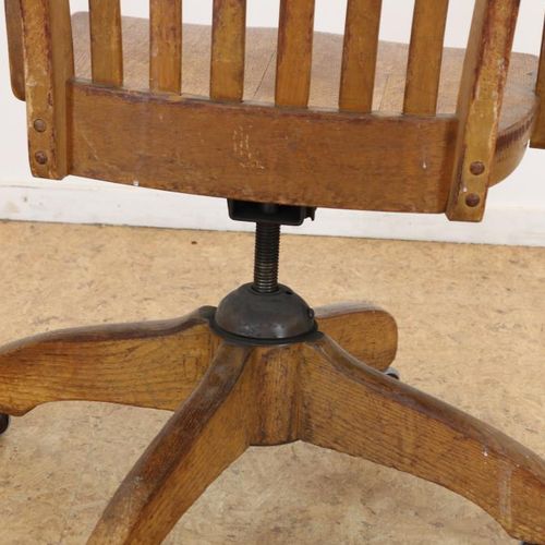 Eiken bureaustoel, zgn. Captain's chair 橡木办公椅，所谓的船长椅，带有铁质转动装置，约1900年。橡木办公椅，所谓的船长&hellip;