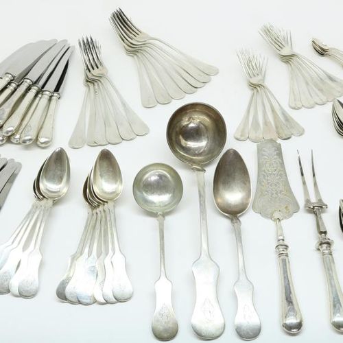 Ca. 100 delen zilveren bestekken Approx. 100 parts silver cutlery, of which 14 l&hellip;