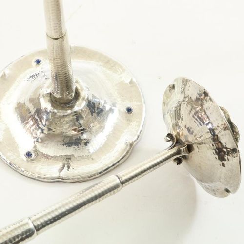 2 zilveren eenlichts kandelaars F.Zwollo 一对银制单灯锤形烛台，圆形底座上装饰有3颗圆形凸圆形切割的蓝宝石，扭曲的柄，设&hellip;