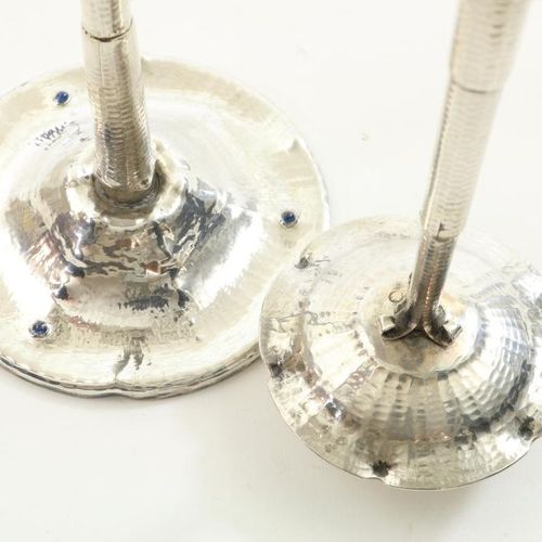 2 zilveren eenlichts kandelaars F.Zwollo Paar silberne, gehämmerte Kerzenhalter,&hellip;