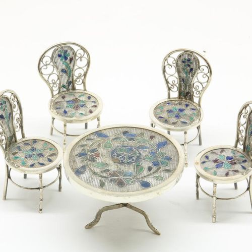 Zilveren miniatuur eettafel en 4 stoelen A silver miniature table and 4 chairs.S&hellip;