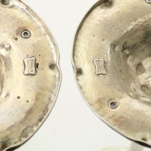 2 zilveren eenlichts kandelaars F.Zwollo 一对银制单灯锤形烛台，圆形底座上装饰有3颗圆形凸圆形切割的蓝宝石，扭曲的柄，设&hellip;