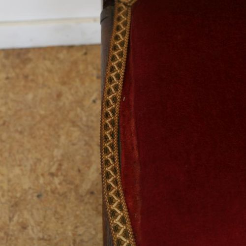 Serie van 4 eiken stoelen en tafel 一系列4把红色天鹅绒软垫的橡木梅赫伦椅（1个椅冠破损）和一张橡木梅赫伦桌，狮子头（破损）的&hellip;