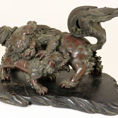 Bronzen vechtende leeuwen, Japan 斗志昂扬的石狮铜雕，福犬，日本明治时期（1868-1912），高31，宽60，长25厘米，木质&hellip;