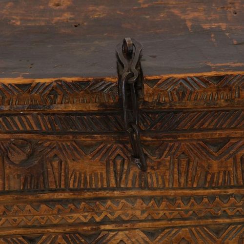 Houten rijkgestoken dekselkist, Spanje Coffre en bois sculpté avec couvercle, Es&hellip;