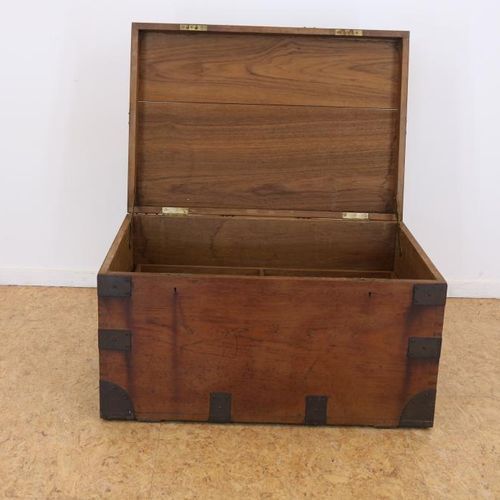 Teakhouten Koloniale compagniekist 柚木殖民时期的箱子，有内抽屉和英国青铜锁板，约1900/20，高45，宽81，长56厘米。&hellip;