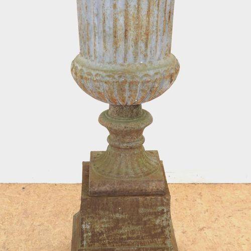 Gietijzeren tuinvaas Iron garden vase in the shape of urn, h. 72 diam. 56 cm.Cas&hellip;