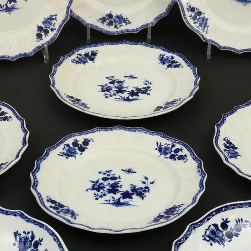 Faience serviesdelen, België 辉石餐具，包括一对大盘子，一对小盘子和11个盘子，装饰有蓝色的花朵，"decor a la mouch&hellip;