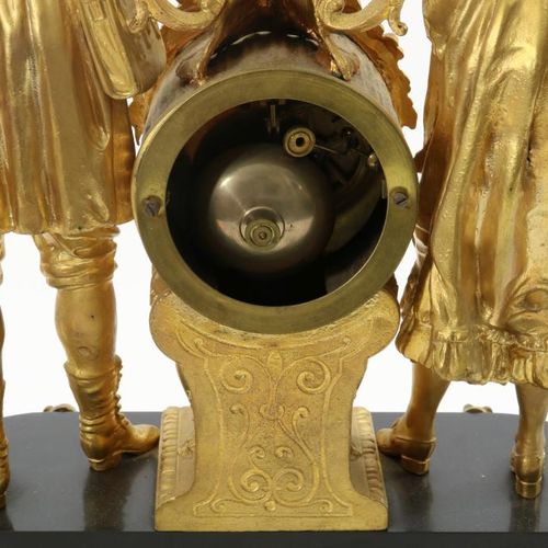 Pendule in goudlak kast met figuren Reloj de sobremesa de zamak dorado, la pieza&hellip;