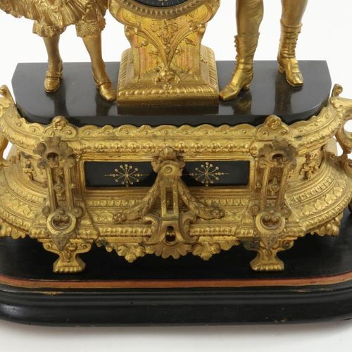 Pendule in goudlak kast met figuren Reloj de sobremesa de zamak dorado, la pieza&hellip;