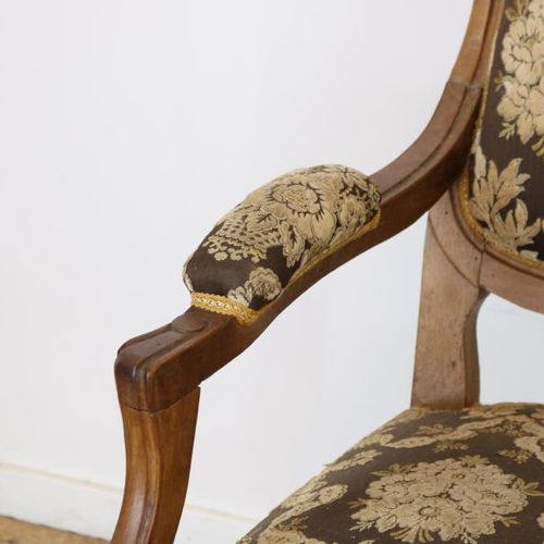 Noten 5-delen salongarnituur 胡桃木5件套路易十五风格的沙龙套装，包括沙发，2把扶手椅和2把椅子，上面有部分天鹅绒花卉软垫。(恢复了&hellip;