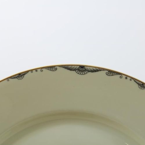 Rosenthal servies 罗森塔尔餐具罗森塔尔金漆装饰的餐具，包括深盘、各种平盘、服务盘和杯碟，标有（div. Qual.）