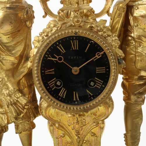 Pendule in goudlak kast met figuren Gilded Zamak mantel clock, the timepiece fla&hellip;