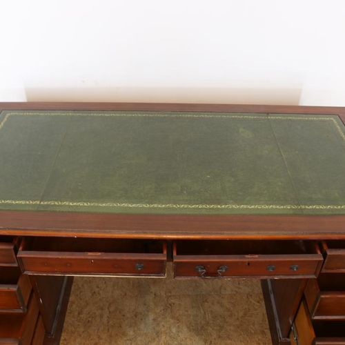 Mahonie gefineerd bureau 桃花心木贴面书桌，上面镶嵌着绿色的4个柱状抽屉和5个块状抽屉，20世纪，高78，宽183，长92厘米。(若干损&hellip;