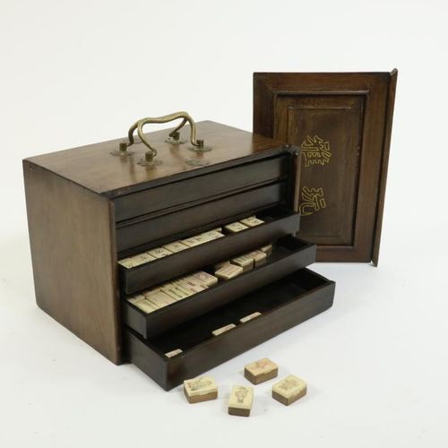 Mahjong spel in kist 盂兰盆鱼麻将，装在有5个抽屉和铜把手的木箱里，中国20世纪，高16，宽23，长15厘米。麻将游戏，有盂兰盆鱼，部分多色&hellip;
