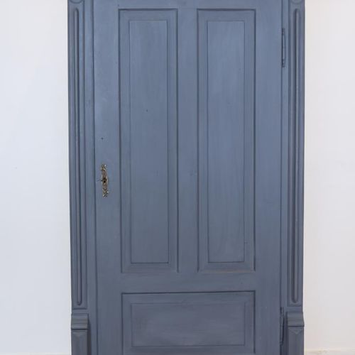 Petrol blauw geschilderde kast Petrol blue painted pinewood linen cupboard, h. 1&hellip;