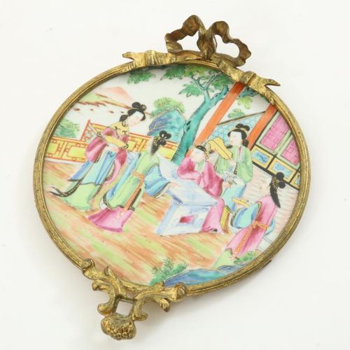Stel Chinese plaquettes in montuur 瓷板一对，饰有人物，2个不同的场景，镶嵌在铜框中，中国广州，19世纪瓷板一对，饰有人物，2&hellip;