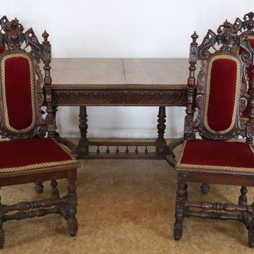 Serie van 4 eiken stoelen en tafel 一系列4把红色天鹅绒软垫的橡木梅赫伦椅（1个椅冠破损）和一张橡木梅赫伦桌，狮子头（破损）的&hellip;