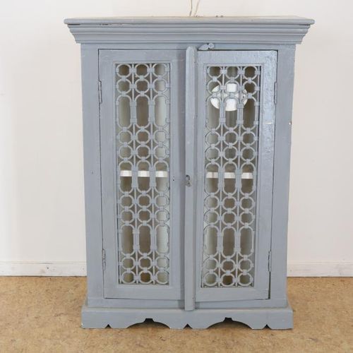 Grijs geschilderd kastje Grey wash cabinet with iron trades, h. 100, w. 76, d. 3&hellip;