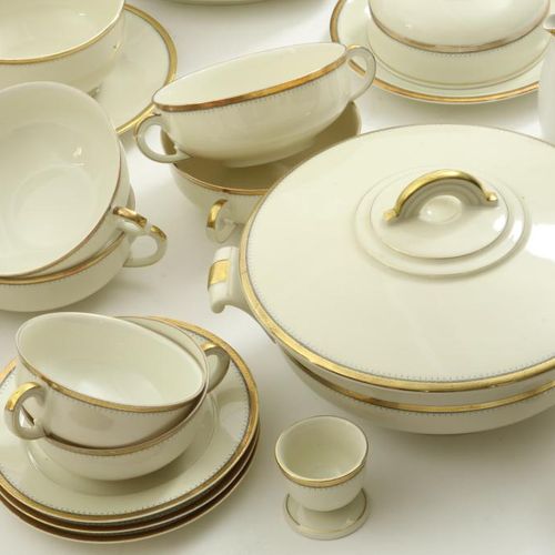 Uitgebreid Arzberg servies 西德阿尔兹贝格广泛的瓷器服务，有镀金的装饰边，包括汤锅、盘子、碗和杯子以及碟子。(各种资格。)西德阿尔兹贝&hellip;