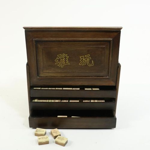 Mahjong spel in kist Mahjong-Spiel mit Knochenfischen, in Holztruhe mit 5 Schubl&hellip;