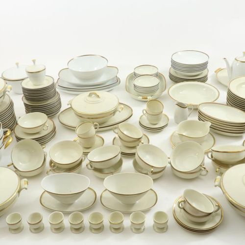 Uitgebreid Arzberg servies Amplio servicio de porcelana de Arzberg con borde dec&hellip;