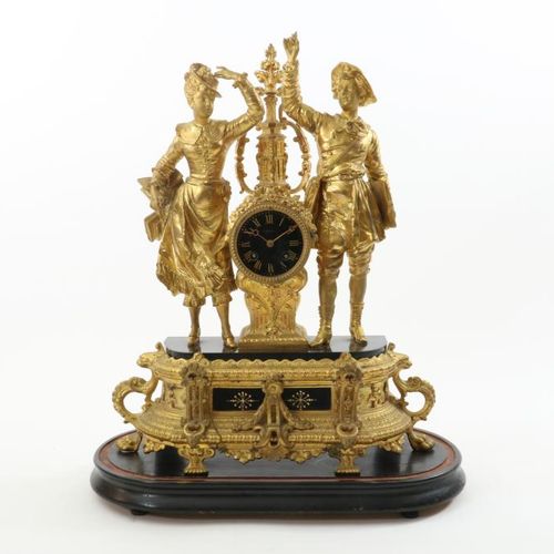 Pendule in goudlak kast met figuren Gilded Zamak mantel clock, the timepiece fla&hellip;
