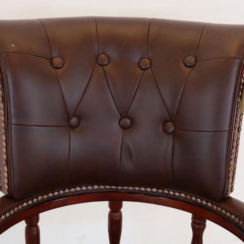 Teakhouten bureaustoel 柚木办公椅，覆盖着棕色皮革。柚木办公椅，覆盖着棕色皮革。