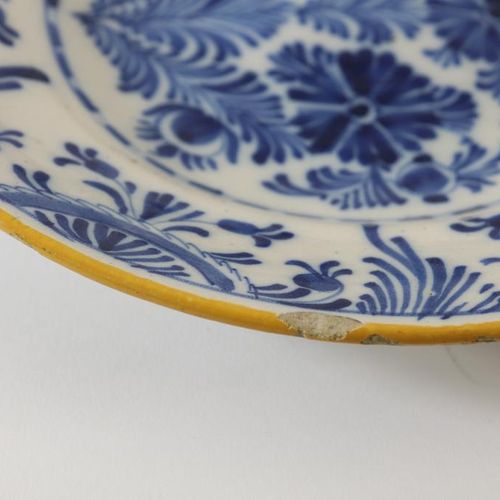 Stel aardewerk Delfts blauwe borden 一套代尔夫特蓝陶盘，带花饰和黄唇，18世纪，直径23厘米。(边缘片状)代尔夫特蓝陶盘，带&hellip;