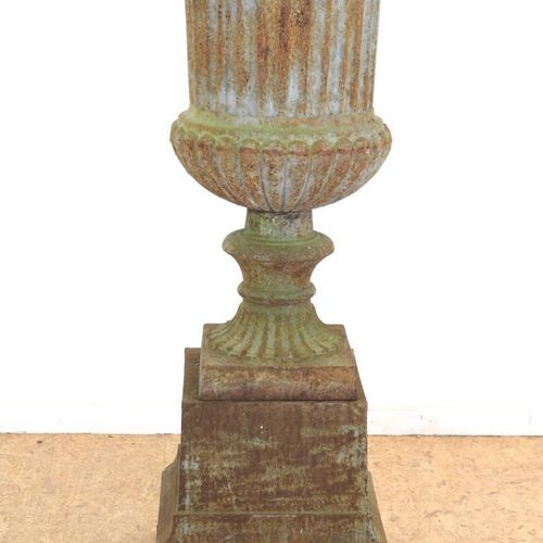Gietijzeren tuinvaas 瓮形铁制花园花瓶，高72，直径56厘米。铸铁花园花瓶，瓮形，边缘有棱纹，高72，直径56厘米。