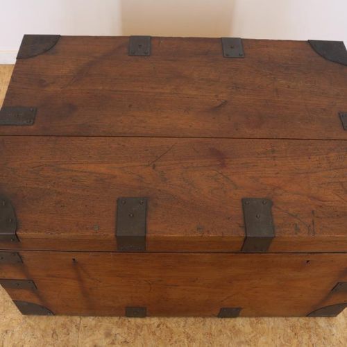 Teakhouten Koloniale compagniekist Teakwood colonial chest with interior drawer &hellip;