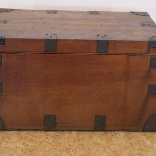 Teakhouten Koloniale compagniekist 柚木殖民时期的箱子，有内抽屉和英国青铜锁板，约1900/20，高45，宽81，长56厘米。&hellip;