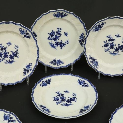 Faience serviesdelen, België 辉石餐具，包括一对大盘子，一对小盘子和11个盘子，装饰有蓝色的花朵，"decor a la mouch&hellip;