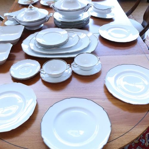 Porseleinen servies, Hutschenreuther Porcelain tableware with stylized edge with&hellip;