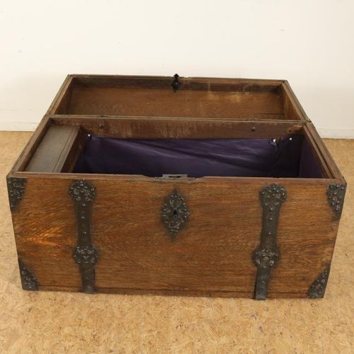 Eiken dekenkist met bolle deksel 带铁锁板的橡木箱，法国19世纪，高64，宽110，长56厘米。(+键)橡木毯子箱（海盗箱），带&hellip;