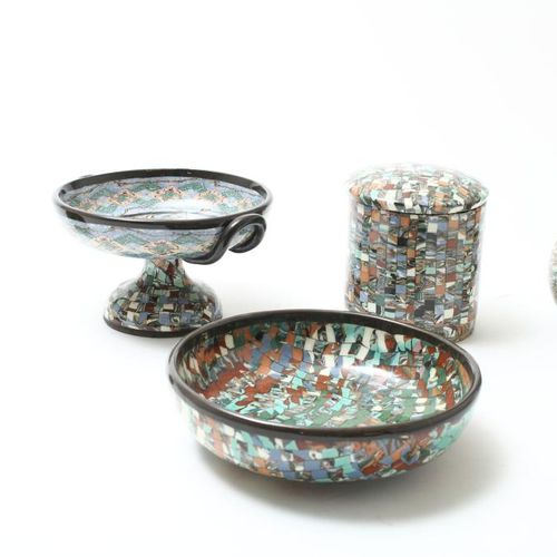 Lot van 8 Gerbino vazen Posten von 5 Mosaikvasen aus Keramik, Krug mit Deckel un&hellip;