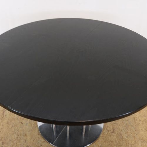 Design eetkamer tafel, Thonet 设计餐桌，黑色木制桌面，铬制桌腿，标示：Thonet，高75，直径119厘米。可扩展的餐桌，黑色木质&hellip;