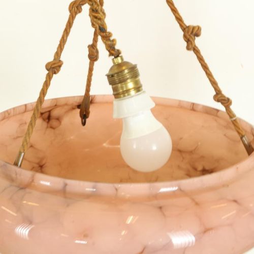 Art Deco hanglamp met gekleurd glazen 装饰艺术吊灯，粉红色乳白色大理石花纹玻璃灯罩，带原始悬挂装置，约1920年，直径。4&hellip;
