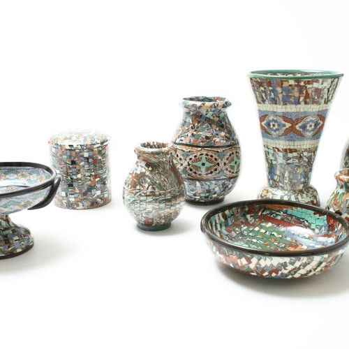 Lot van 8 Gerbino vazen Posten von 5 Mosaikvasen aus Keramik, Krug mit Deckel un&hellip;
