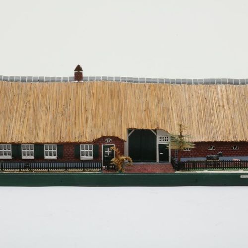 Schaalmodel: Lindenhoeve, Laren Scale model: Lindenhoeve, Laren in glass case, h&hellip;